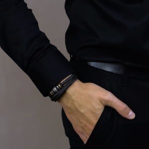 Mężczyzna z dłonią w kieszeni, model prezentujący bransoletkę