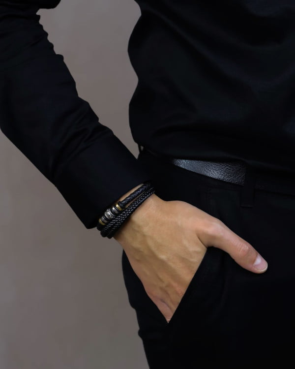 Mężczyzna z dłonią w kieszeni, model prezentujący bransoletkę
