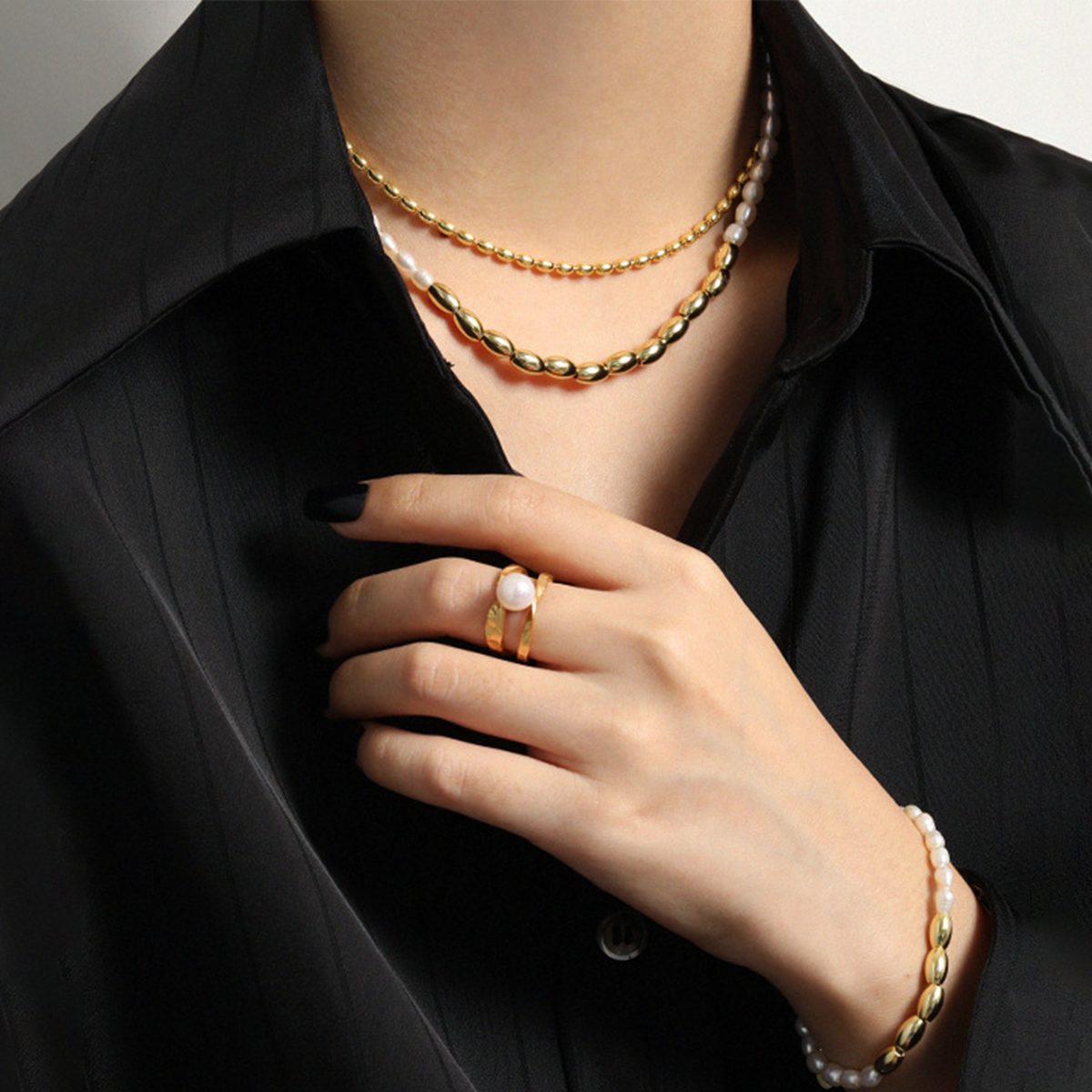 Modelka nosząca naszyjnik, bransoletkę i pierścionek z pereł