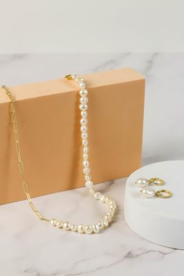 Komplet biżuterii perłowej na wystawie