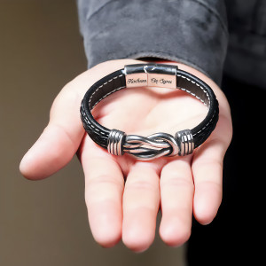 Skórzana bransoletka z metalowym połączeniem od mamy dla syna - na męskiej dłoni