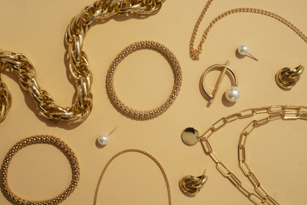 złota biżuteria - dodatki do złotej sukienki