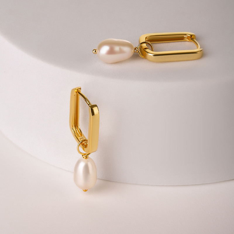 Przechowywanie biżuterii - kolczyki z perłą